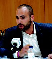 Els veïns i les veïnes de La Marina participen del debat de política  general