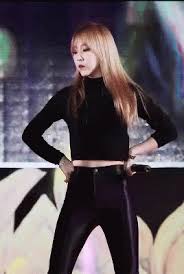 Solar is the oldest member, leader and main vocalist . Moonbyul Mamamoo Gif Moonbyul Mamamoo Hwasa Discover Share Gifs