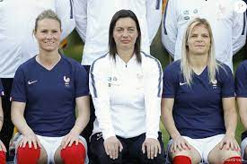 Elle joue toute sa carrière à l'asj soyaux (charente), au poste de défenseuse centrale. Amandine Henry Corinne Diacre Selectionneur France Eugenie Le Sommer Lors De La Prise De Vue De La Photo Officielle De L Equipe De France Feminine De Footb Purepeople