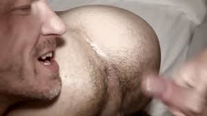 Leccata Di Sborra Sul Culo Di Maschio: Gay Bareback Porn