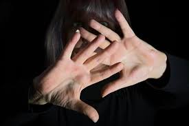 Il braccialetto elettronico non ferma lo stalker, donna uccisa dallex  compagno a Civitavecchia