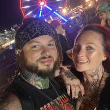 It's showtime! Watch the debut trailer for The #GreatestShowman now! 🎩 ✨  🎶 🎪