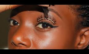 Dans le second, on pose plusieurs. Poses De Faux Cils Ou Extension De Cil A Cil Tendances People Mag