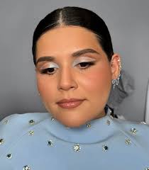 🩵 Mariela 🩵 @lamarielaka me dijo: Hazme lo que quieras, pero que sea algo  que casi nunca hagas. Así que nos fuimos por un look de ojos gráfico con un  pop de