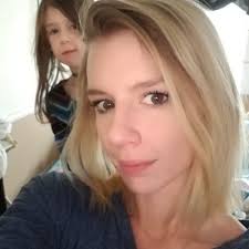 Lora Bunch's Instagram, Twitter & Facebook