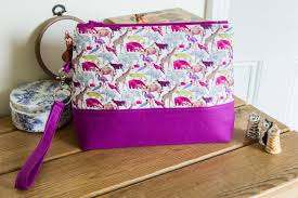 Caroline from sew can she has a tutorial and free pattern for sewing it. Knitting Project Bag Sewing Pattern