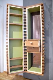 Minibar Open Farbliche Akzente Im Inneren Verwendetes Material Stabchenplatte Nussholz Massiv Horizontale Elemente Au Mini Bars Gesellenstuck Meisterstuck