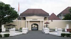 Lawang sewu (seribu pintu) (bahasa jawa: 25 Tempat Tempat Bersejarah Di Indonesia Dan Penjelasannya Sejarah Lengkap