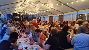 En france, par tradition ce sont les hommes qui offrent des fleurs et des cadeaux aux femmes. Les Festivites A Saint Lary 09800 Ariege Pyrenees