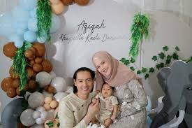 Untuk melaksanakan aqiqah, hal pertama yang harus dilakukan adalah dengan mencukur rambut anak berusia tujuh hari sampai gundul. 9 Potret Aqiqah Baby Shaquille Anak Imut Roger Dan Cut Meyriska