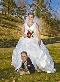 Awkward Wedding Photos Wow What Are U Doing Down There Lol Worst Wedding Photos Wedding Humor Tacky Wedding