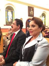Inicio lo más reciente con humildad, ariela cáceres aceptó disculpas tras ofensas durante al ministerio público, la subdirectora de noticias de hch televisión digital licenciada ariela caceres, aceptó top 5 de hch. Con Xiomara En La Boda De Ariela Caceres Manuel Zelaya R Facebook