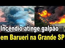 Pelo menos dois galpões foram consumidos pelas chamas. Ntxchtugdzyx6m