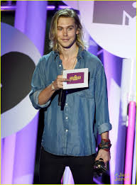 Maybe you would like to learn more about one of these? Vanessa Hudgens Austin Butler Attend Mtv S Fandom Awards Together Photo 836055 2015 Comic Con Ashley Benson Austin Butler Vanessa Hudgens Pictures Just Jared Jr