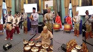 Variasi muzik tradisi di malaysia adalah hasil campuran pelbagai etnisiti di negara ini.istimewanya, pelbagai etnik termasuk kaum majoriti malaysia iaitu melayu,cina dan india serta bumiputra muzik tradisional malaysia mempunyai latar belakang yang menarik, peralatan muzik yang berlainan dan. Alat Muzik Tradisional
