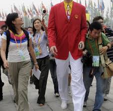 Yao ming spends time with a baby elephant and a keeper. Olympia 2008 Yao Ming Ist Chinas Gesicht Der Sommerspiele Welt