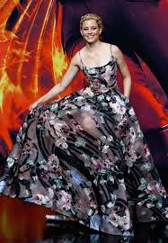 Strong and structured yet feminine is how adir abergel, the celebrity hairstylist who gave elizabeth banks a modern updo for monday night's hunger games: Fashion Looks Die Looks Der Mockingjay Premieren Gala De