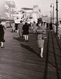 Jeden tag werden tausende neue, hochwertige bilder hinzugefügt. Woman Dressed Up On The Boardwalk 1940 In Memoriam The Atlantic City Boardwalk Updated Atlantic City Boardwalk Atlantic City Photo