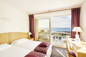 Situé sur le port de saint goustan, l'hôtel le marin vous accueille pour un séjour ou des vacances en bretagne, entre vannes et lorient. Hotel A Carnac Plage Face A La Mer Hotel Le Plancton