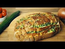 Schneide Die Oberseite Eines Brotes In Viele Kleine Wurfel Und Du Wirst Begeistert Sein Was Kurze Zeit Spater Aus Dem O Zupfbrot Zupfbrot Rezept Brot Mit Kase