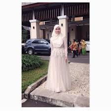 Trend model hijab untuk perpisahan sekolah jika kita menyaksikan trend perkembangan dunia fashion muslim kini lumayan mengalami perkembangan yang paling. 9 Ide Penampilan Wisuda Dengan Kebaya Dan Hijab Syar I Anti Ketat Menutup Dada Dan Taat Tanpa Tapi