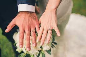 Tanto el anillo de bodas como el de compromiso se usan en el tercer dedo (o dedo anular) de la mano izquierda, y, de acuerdo a las reglas de etiqueta, el de bodas va primero. En Que Mano Se Usa El Anillo De Compromiso Y Aro De Matrimonio