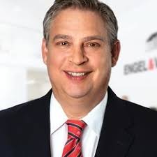 Thomas Perrella's Instagram, Twitter & Facebook