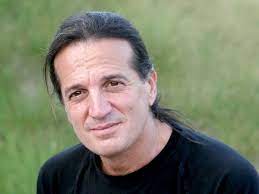 En 1986, l'artiste se l'image médiatique de francis lalanne commence néanmoins à pâtir de ses prestations sur les. Francis Lalanne La Biographie De Francis Lalanne Avec Gala Fr
