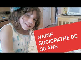 Elle explique que l'enfant serait en réalité une sociopathe atteinte de nanisme. Leur Fille Adoptive De 6 Ans Est En Realite Une Naine De Presque 30 Ans Youtube