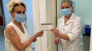 Ana maria braga já recebeu o primeiro ciclo de medicamentos, que combina quimioterapia e imunoterapia. Ana Maria Braga Recebe Vacina Contra A Covid