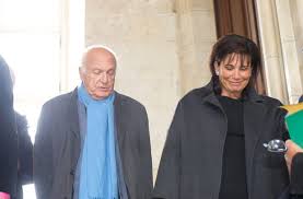 La última es que la revista paris match publica en su edición del 25 de octubre que anne sinclair, directora de la edición del huffington post francés y expareja del se trata, afirma el semanal, del historiador y académico pierre nora, de 80 años, al que algunos apodan el papa de las humanidades. Anne Sinclair Et Son Nouveau Compagnon