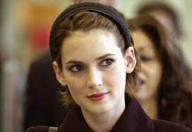Winona ryder is a versatile actress who had won several awards and accolades for portraying a variety of roles over a wide genre of films that include comedy, horror, drama, and science fiction. Verfahren Schuldig Winona Ryder Drohen Drei Jahre Haft Gesellschaft Faz