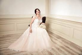 Das offizielle handbuch zu den tributen., übersetzt von jutta wurm. Plus Size Brautkleidern Entdeck Miss Emily Tres Chic Bridal Wear