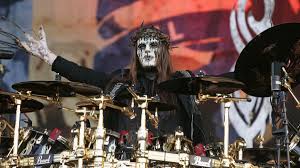 En su etapa final en slipknot, le diagnosticaron una afección neurológica llamada mielitis transversa que no le permitía. Gzypqstsaym15m