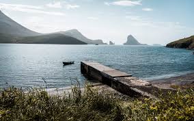 Die färöer inseln, auch schafsinseln genannt, sind 18 unterschiedlich grosse inseln, die eine inselgruppe im nordatlantik zwischen island, norwegen und schottland bilden. Faroer Inseln Sehenswurdigkeiten Tipps Fur Selbstfahrer