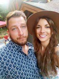 Durant la pandémie, un humoriste se libère de sa dépendance à l'alcool et  aux drogues