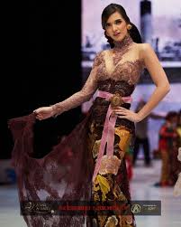 Anne avantie kerap memodifikasi kebaya namun tak lepas dari pakem yang ada. Malicious Talk Anne Avantie Kebaya Panjang Kebaya Anne Avantie Untuk Ibu Hamil Kebaya Umi Kamu Bisa Mengenakan Kebaya Berwarna Putih Satu Ini