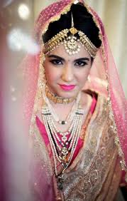 Divya Mathur made a stunning Kayastha bride. Obsessed with her 200+ years  old saree and jewels. The outfit has real gold and silver zari and was  basra pearls embellished. A very well