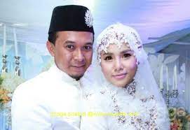 Penyanyi elly telah memuat naik ucapan terima kasih yang disertakan dengan gambar anaknya,â putri sara sefhia di laman instagram, pagi tadi. Azmi Hatta Akui Cinta Elly Mazlein Sampai Bila Bila Artis Gambar Cinta