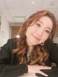 黃天頤-  哈哈，我啱啱過咗九龍塘站落唔到車，因為我喺太子站上車個哥哥仔死唔行入啲，結果我個裙尾夾住咗。我好鎮定等下一個站開門，但原來石硤尾九龍塘樂富都唔係開呢便⋯⋯請問我而家可以點？求救。  #其實架車唔多人#