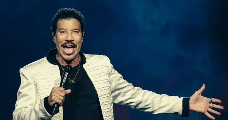 Lionel Richie leaves stage mid-performance after falling ill during tour's  first night - The Mirror