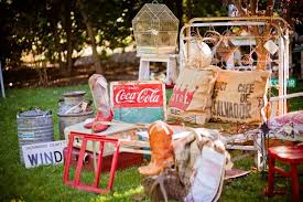 Trouvailles Marche Aux Puces Vide Grenier Brocante A Utiliser En Deco Etalages Du Marche Aux Puces Artisanat De Friperies Marches Artisanaux