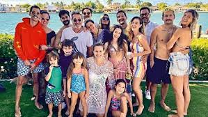 La reacción de mau y ricky cuando ricardo montaner dijo que evaluna es la mejor cantante de su. Escandalo Y Repudio Ricky Montaner Beso En La Boca A Su Familia Notinor Jujuy