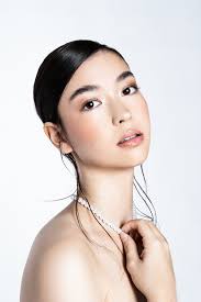 Hi Guys✨ My name is Lau and i am a professional makeup artist for 4 years  now from Colombia. I took a break for my business when i moved to the US (