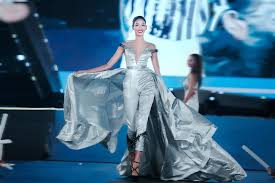 Cô có khởi đầu từ giải triển vọng của siêu mẫu việt nam 2012. Hoang Thuá»³ Va Lan Khue Quet Sáº¡ch San Diá»…n Thá»i Trang Khá»§ng Hang Ngan Khan Giáº£