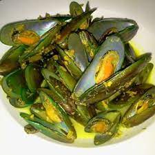 Kerang dara segar yang sudah dicuci bersih 1 kg bawang merah 3 siung bawang putih 3 siung kunyit 3 cm serai 2 batang tomat 1 buah garam & gula secukupnya. Cara Memasak Kerang Hijau Bumbu Kuning Enak Dan Nikmat Dapur Bunda