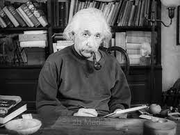 Mit der ordnung auf dem tisch von albert einstein war es nicht immer so gut bestellt, wie an einigen fotos von 1955 (2) zu erkennen ist. Albert Einstein An Seinem Schreibtisch 2 Foto Historiathek