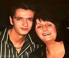 Linda Metcalfe's Instagram, Twitter & Facebook