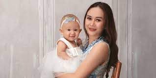 Sang penyanyi kembali beberkan penyebab suami belum bisa pulang ke indonesia. Kabar Gugat Cerai Eryck Amaral Karena Tak Pernah Diberi Nafkah Begini Kata Aura Kasih Kapanlagi Com