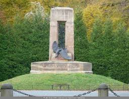 C'est là que lors des 2 guerres mondiales l'armistice a été signé : La Clairiere De L Armistice A Rethondes Picture Of Memorial De L Armistice Compiegne City Tripadvisor